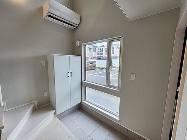 室内(2025年10月)撮影◎本日案内可能◎玄関にはシンプルなデザインのシューズボックス付き♪