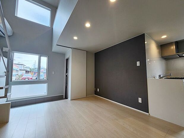 室内(2025年10月)撮影◎本日案内可能◎吹抜けがお家全体を明るく照らす開放感のあるリビング♪