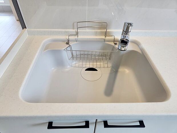 室内(2025年10月)撮影◎本日案内可能◎人工大理石のトップ、シンクを使用のキッチン。