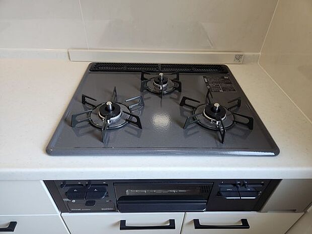 室内(2025年10月)撮影◎本日案内可能◎朝の忙しい時間帯やたくさんの料理をする時に便利な3口ガスコンロ。