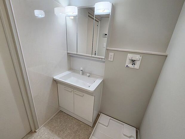 室内(2025年10月)撮影◎本日案内可能◎三面鏡で収納たっぷり！楽しく身支度ができそうです♪