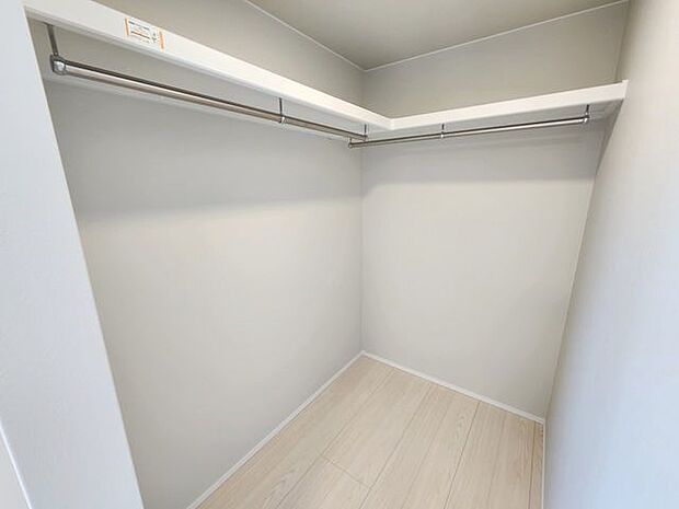 室内(2025年10月)撮影◎本日案内可能◎たっぷりの収納力を備えたウォークインクロゼットで住空間もスッキリ♪