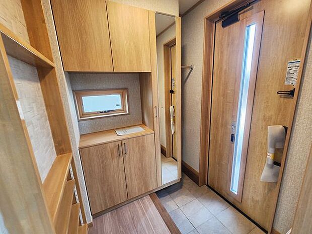 室内(2025年7月)撮影◎本日案内可能◎たっぷり収納できるシューズボックスと全身鏡がついている玄関！収納横にはコートやアウターも掛けられる便利なポール付きです♪