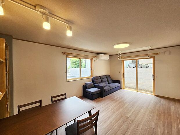 室内(2025年7月)撮影◎本日案内可能◎2面採光のリビング！窓から射し込む光が明るい空間を演出してくれます◎