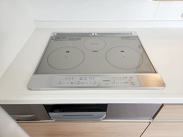 室内(2025年7月)撮影◎本日案内可能◎小さなお子様とも安全に料理を楽しめるIHクッキングヒーター！