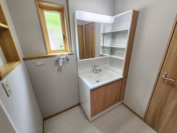 室内(2025年7月)撮影◎本日案内可能◎鏡裏収納だけでなく横に洗面下にも収納スペースがございます！普段使いするドライヤーやスキンケア用品をたっぷりしまっておけますね♪