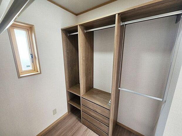 室内(2025年7月)撮影◎本日案内可能◎8帖洋室には大容量のウォークインクローゼット！仕切りやポールがついておりますのでジャンルに合わせて収納ができますね◎
