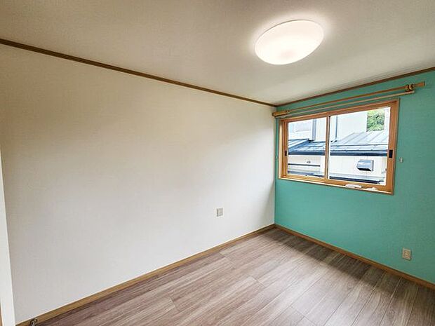 室内(2025年7月)撮影◎本日案内可能◎緑色の壁紙がアクセントになる洋室◎腰高窓で家具の配置もしやすそう！