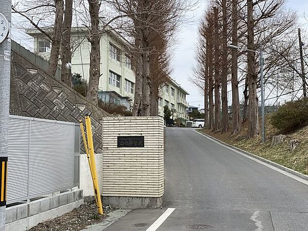 八戸市立白銀中学校 1300m