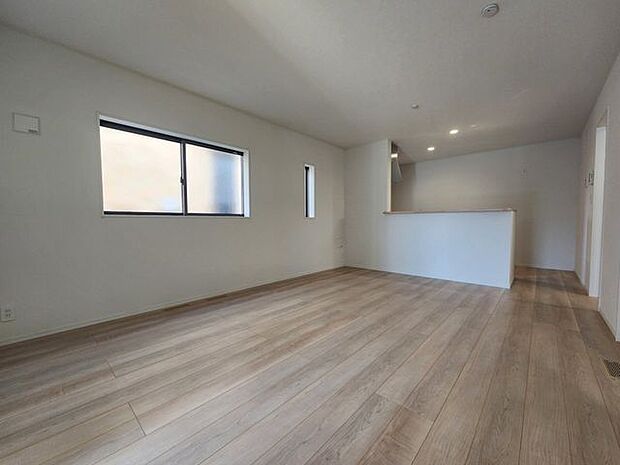 室内(2025年9月)撮影◎本日案内可能◎白が基調のシンプルなデザイン♪お好きなインテリアに馴染みそうですね。