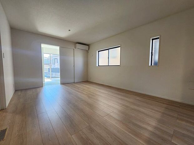 室内(2025年9月)撮影◎本日案内可能◎大きな窓から明るい光が入るリビングは開放的で気持ちよく過ごせます。