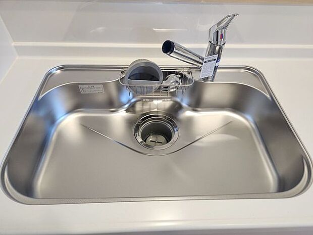 室内(2025年9月)撮影◎本日案内可能◎大きな鍋も洗いやすい形状になっているシンクは、水ハネ音が静かな静音設計