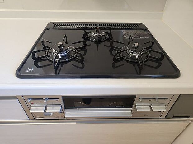 室内(2025年9月)撮影◎本日案内可能◎3口ガスコンロは、いっぺんにたくさん調理するときや、鍋の置き場として使えるため便利です。