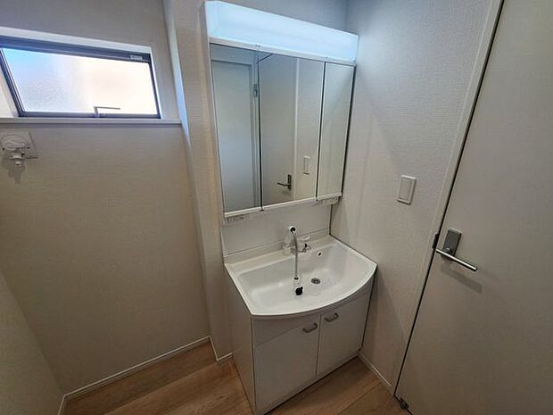 室内(2025年9月)撮影◎本日案内可能◎片手で引き出せるホース付きの洗面台は、小さなお子様の手洗いにも安心してお使いいただけます。朝の身支度にもピッタリです♪