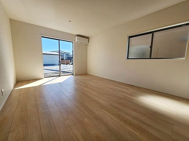 室内(2025年9月)撮影◎本日案内可能◎家族みんなが集まるリビングは、シンプルですっきりとしたデザイン◎リビング横に和室を設けた人気の間取りとなっております！