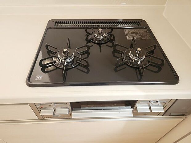 室内(2025年9月)撮影◎本日案内可能◎3口ガスコンロは、いっぺんにたくさん調理するときや、鍋の置き場として使えるため便利です。