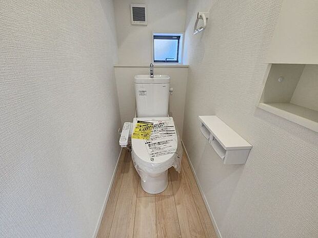 室内(2025年9月)撮影◎本日案内可能◎高機能付きシャワートイレは各階に設けております。小窓があるので換気もでき、衛生的♪