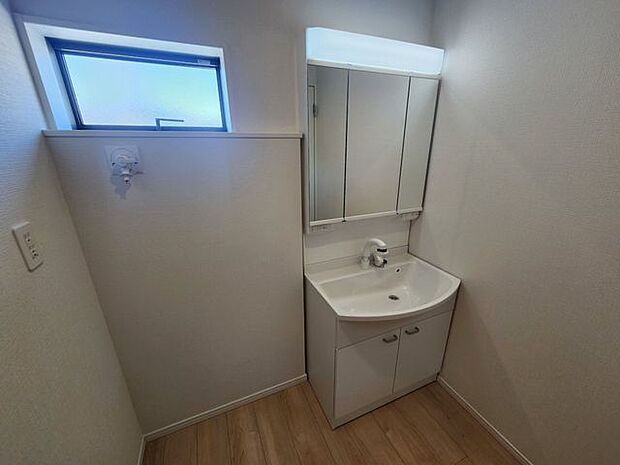 室内(2025年9月)撮影◎本日案内可能◎三面鏡のシャンプードレッサーは、鏡扉の裏収納となっております。大容量で小物もすっきり、便利にお使いいただけます。