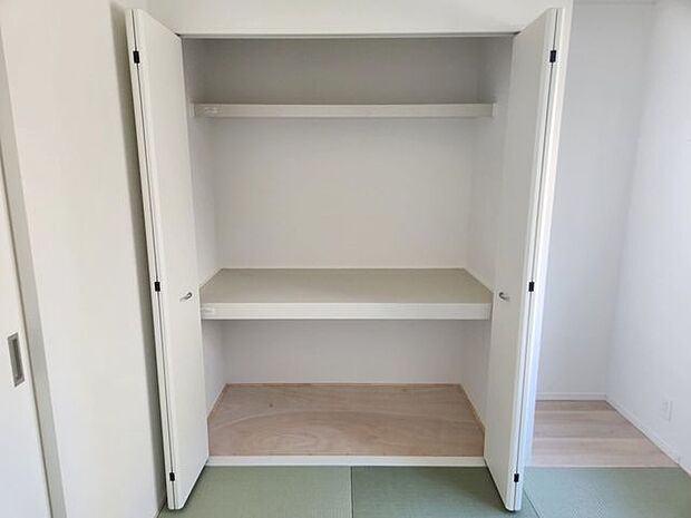 室内(2025年9月)撮影◎本日案内可能◎リビングに隣接した和室。お子様のお昼寝スペースや洗濯物をたたむ家事スペースなどにいかがですか？