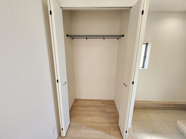 室内(2025年9月)撮影◎本日案内可能◎1階廊下にも収納場所を完備。小物や掃除用具などしまうのに便意ですね◎
