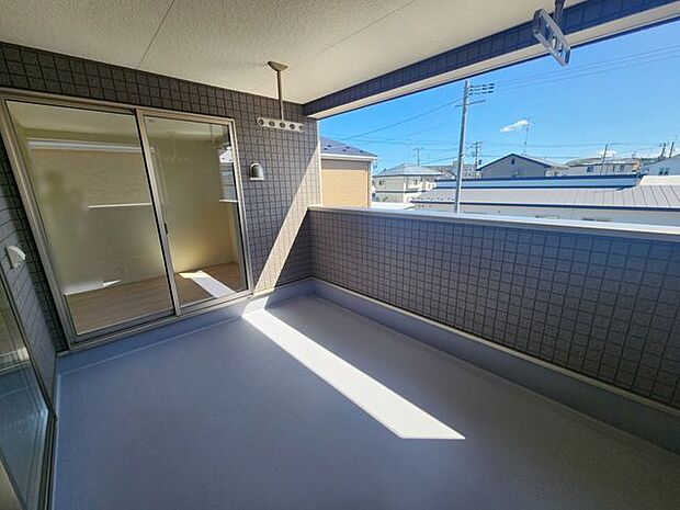 室内(2025年9月)撮影◎本日案内可能◎広々バルコニーは明るい光が差し込み、洗濯物も良く乾きます。