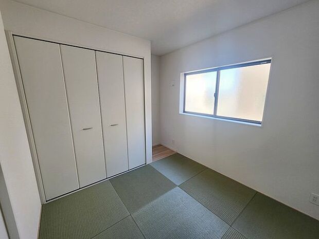 室内(2025年9月)撮影◎本日案内可能◎リビング横に設けた和室は、お子様の遊び場として活躍。奥様の家事スペースとしてもぜひご活用ください。