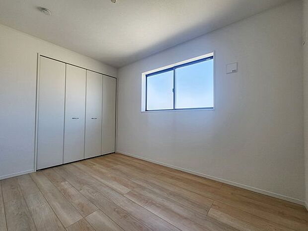 室内(2025年9月)撮影◎本日案内可能◎明るく風通し良好な2階洋室♪全室に収納付きで、お部屋を広々お使いいただけます！