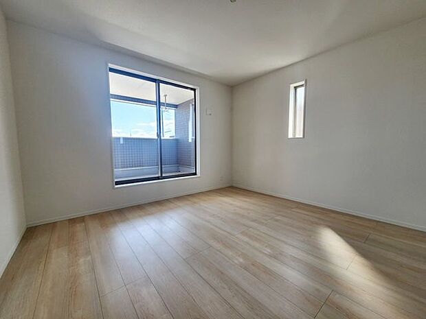 室内(2025年9月)撮影◎本日案内可能◎リビングや洋室のフローリングは傷に強い、美しい仕上がり♪特殊加工を施しており、お掃除も楽々です。