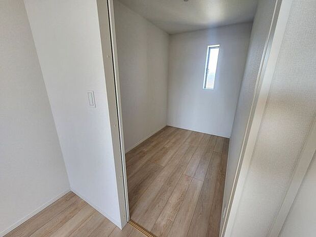 室内(2025年9月)撮影◎本日案内可能◎アウトドアグッズや季節物のお布団や衣類などたっぷり収納可能な納戸！