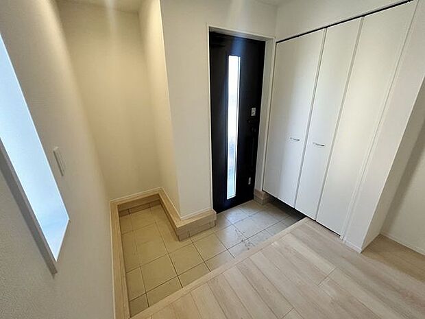 室内(2025年9月)撮影◎本日案内可能◎シューズボックスは飽きの来ないデザインと大容量タイプで便利にお使いいただけます。