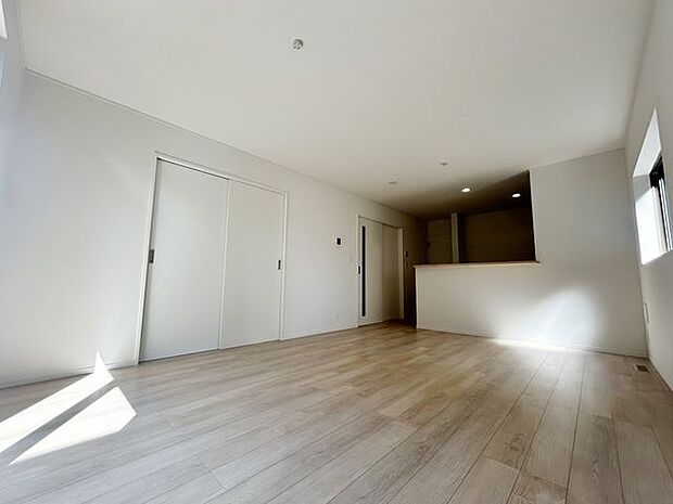 室内(2025年9月)撮影◎本日案内可能◎ご家族が集まる16帖のリビング。シンプルですっきりとしたデザインです。