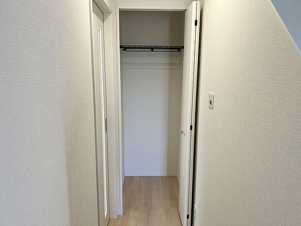 室内(2025年9月)撮影◎本日案内可能◎1階廊下収納には、掃除用品などをしまっておけます♪