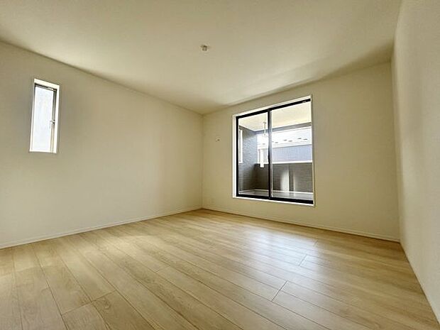 室内(2025年9月)撮影◎本日案内可能◎リビングや洋室のフローリングは傷に強い、美しい仕上がり♪特殊加工を施しており、お掃除も楽々！