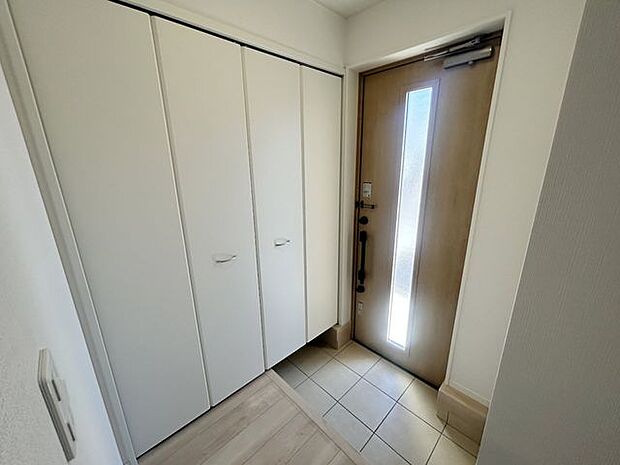 室内(2025年9月)撮影◎本日案内可能◎ご家族皆さんの靴もしっかり収納できる、大容量の玄関収納◎