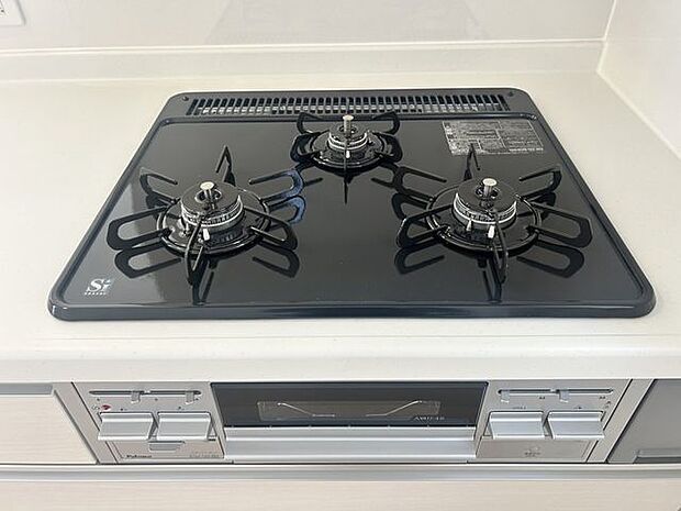 室内(2025年9月)撮影◎本日案内可能◎3口ガスコンロは、いっぺんにたくさん調理するときや、鍋の置き場として使えるため便利です。