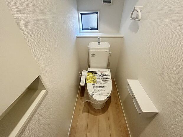 室内(2025年9月)撮影◎本日案内可能◎高機能付きシャワートイレは各階に設けております。小窓があるので換気でき、衛生的です！