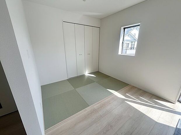 室内(2025年9月)撮影◎本日案内可能◎リビング横にはゴロンとくつろげるタタミコーナーがございます♪