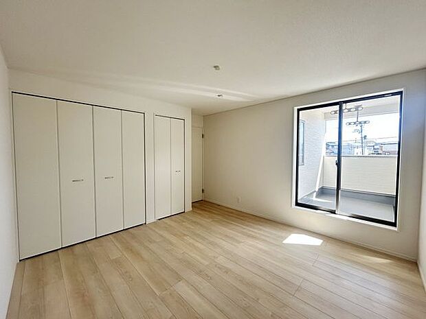 室内(2025年9月)撮影◎本日案内可能◎バルコニーにつながる洋室は、お布団などの大きな洗濯物の出し入れ楽ちん♪