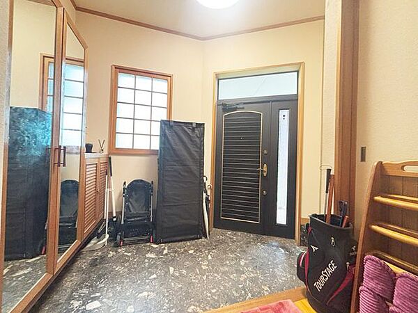 室内(2025年7月)撮影◎現地案内予約受付中！◎広々とした玄関は、親戚が一度に集まってもゆとりがありそう♪