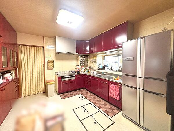 室内(2025年7月)撮影◎現地案内予約受付中！◎L型の壁付けキッチンは周りのスペースを広く使用でき効率よく家事ができそうです◎