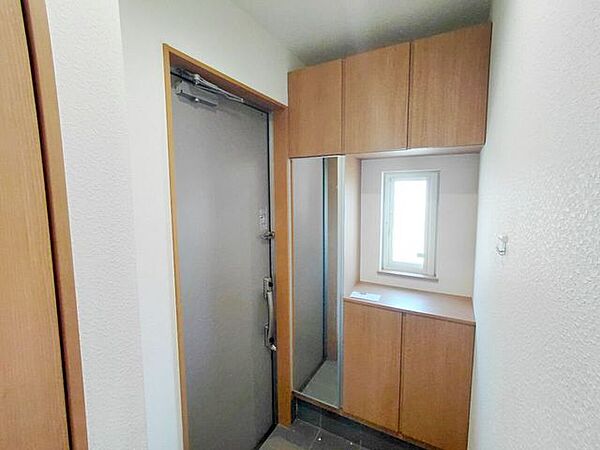室内(2026年8月)撮影◎本日案内可能◎小窓付きで光を取り入れ、暗くなりがちな玄関も明るくなります♪圧迫感が軽減され、広く感じられます！