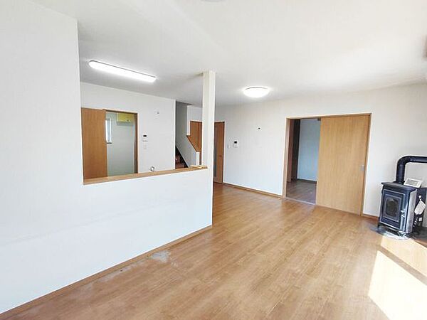 室内(2026年8月)撮影◎本日案内可能◎フローリングは掃除がしやすいため、家事時間を短縮できて便利です◎