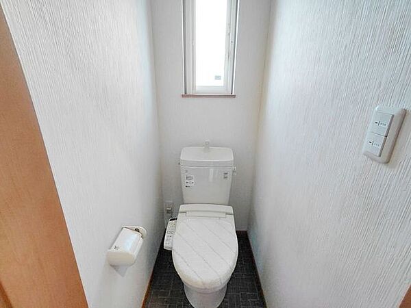 室内(2026年8月)撮影◎本日案内可能◎各階にトイレがあり、小窓が付いているので衛生的です◎