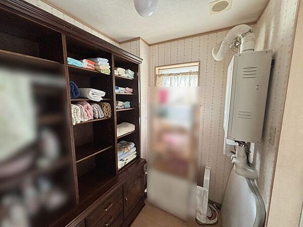 室内(2026年8月)撮影◎現地案内予約受付中！◎入浴後のお子様の着替えの介助がしやすいサイズの脱衣所！タオルと着替えを置けば、入浴時に部屋から着替えを持ってくる手間を省けて便利です♪