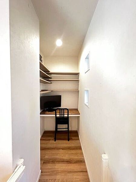 室内(2026年5月)撮影◎現地案内予約受付中！◎リビング内のクローゼットは棚付きで小物も整理整頓できます◎奥行きがあるため集中して作業ができるおこもり感のある半個室スペースとしても活用可♪