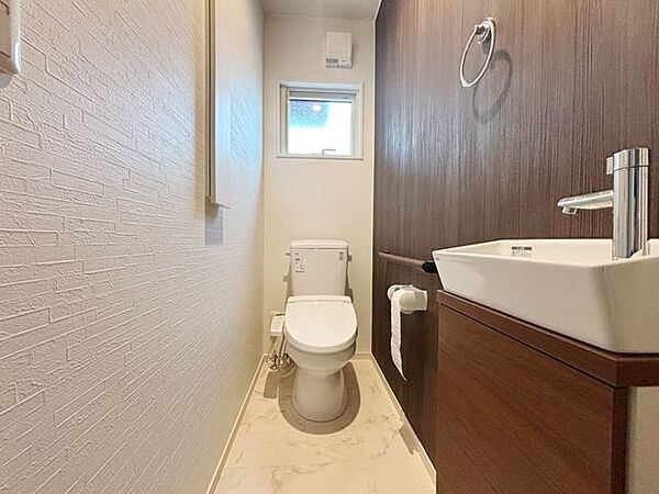 室内(2026年8月)撮影◎現地案内予約受付中！◎トイレは1階と2階の両方に設置しております。家族で重なるトイレタイムがあっても安心ですね♪