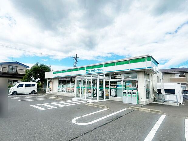 ファミリーマート 湊高台店 940m