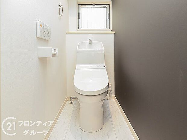 ＼同仕様写真／トイレは1階と2階の2カ所に設置！階段を上り下りせずに使用できるので、高齢の方にも安心です！