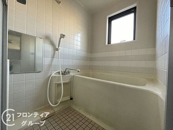 窓があるのでこまめに換気ができますね。バスタブ付きで、ゆったりとお風呂に浸かり、疲れた体を癒せる贅沢な空間です。