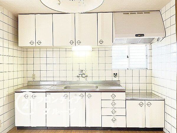 白を基調としたキッチン